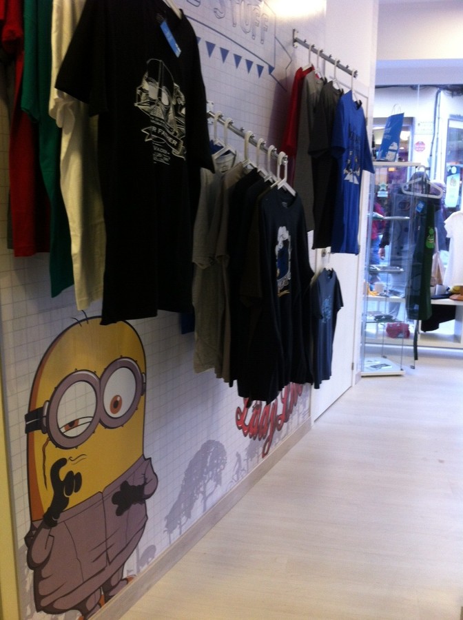 Interior de tienda - vista de suelo tarima, papel pintado y escaparate