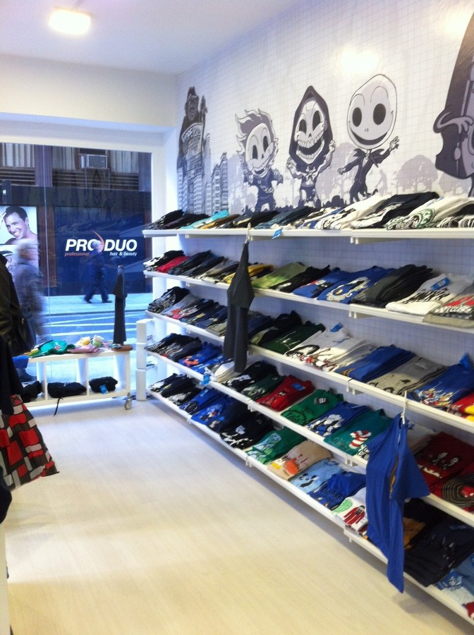 Interior de tienda - vista de suelo tarima, papel pintado y escaparate