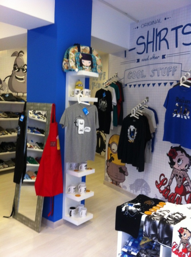 Interior de tienda - vista de suelo tarima, papel pintado y pintura corporativa