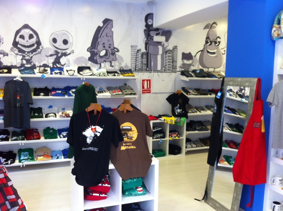 Interior de tienda - vista de suelo tarima, papel pintado y pintura corporativa