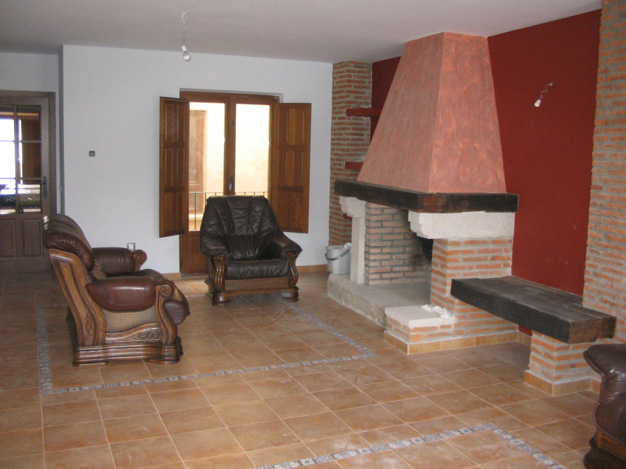 Interior del salón con chimenea