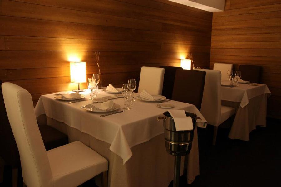 Interior Local. Mesas 2