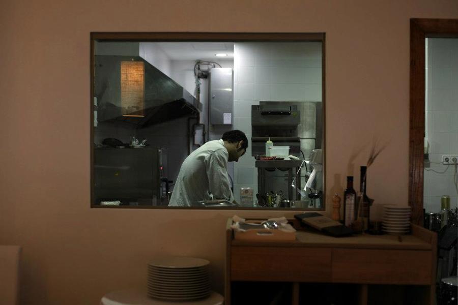 Interior Local. Trabajando. Cocina Vista