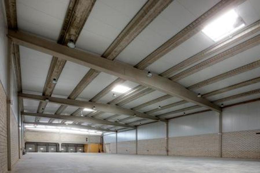 Interior naves con cerchas de 30 mtrs de luz en hormigón prefabricado..