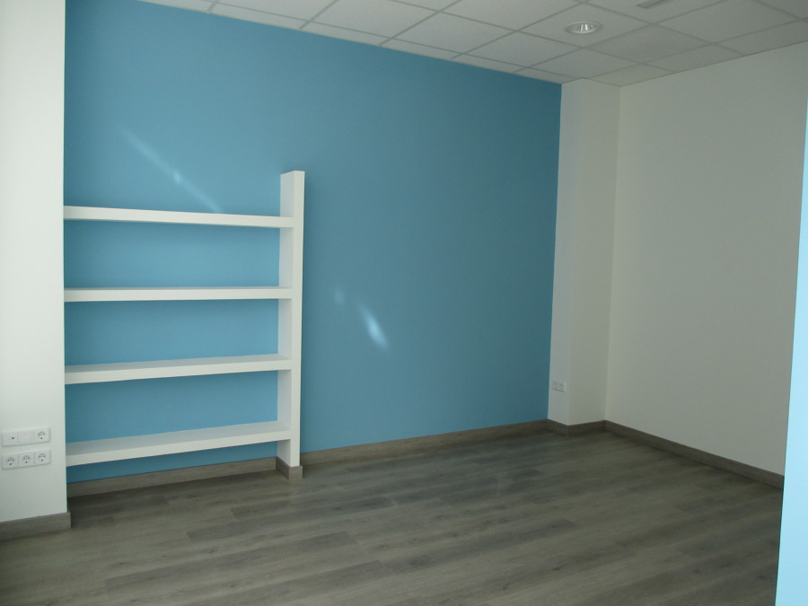 Interior Sala 1, con estantería de pladur