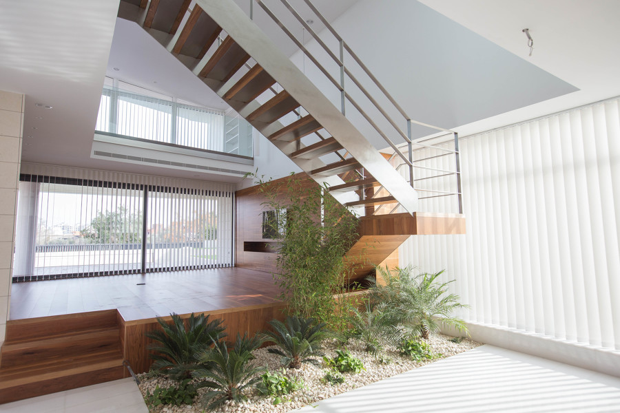 Interior salón con escalera volada