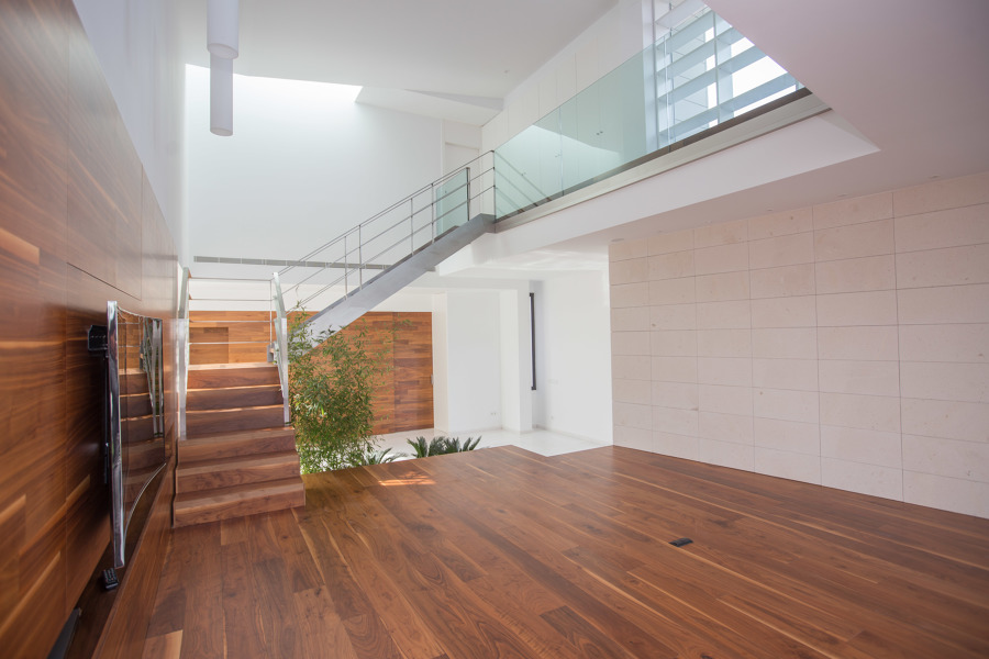 Interior salón con escalera volada