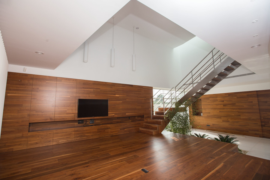 Interior salón con escalera volada