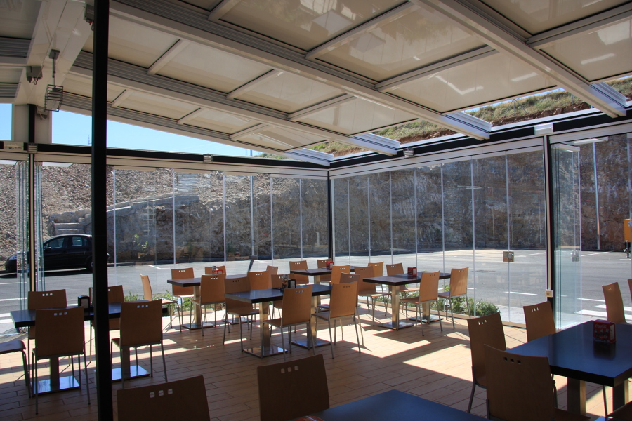 Interior techo y cortinas de cristal