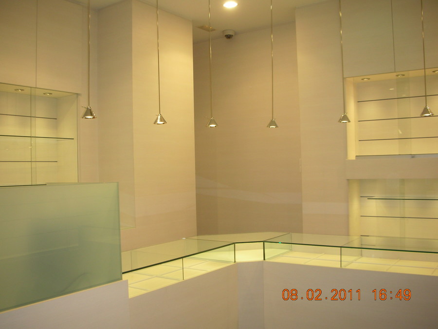 Interior tienda con mostradores