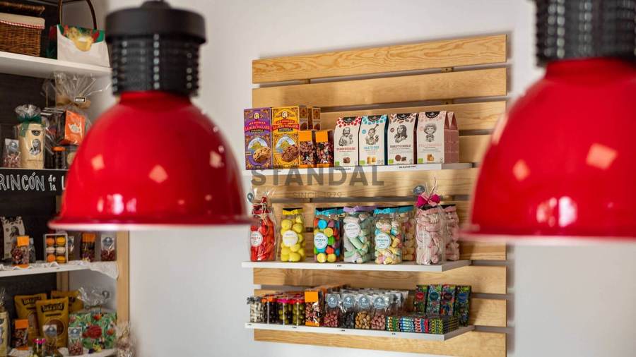 Interiorismo para local comercial - Estante de madera