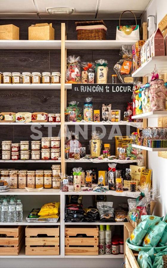 Interiorismo para local comercial - Estantes de madera