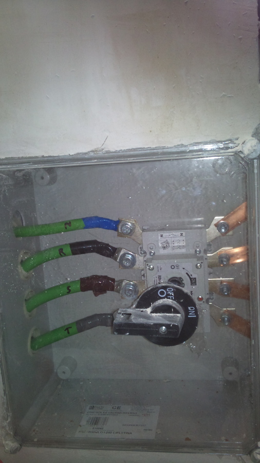 Interruptor de corte en carga para cuartos de contadores