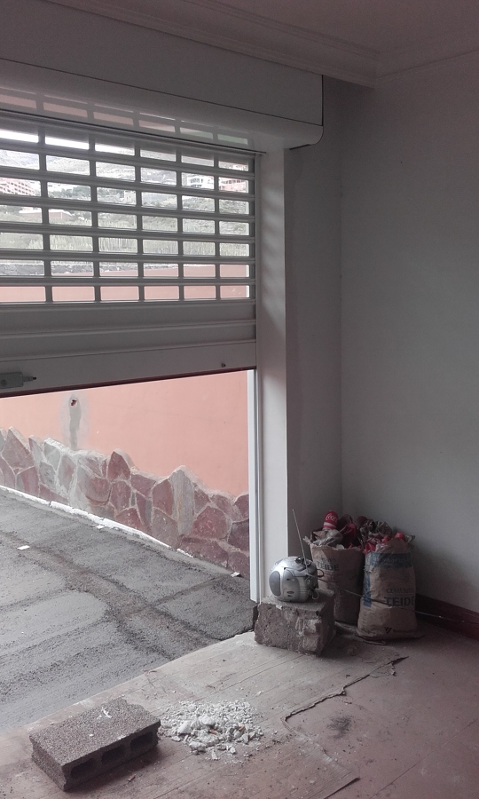 Intsalación y enyesado de puerta enrrollable salida a terraza 