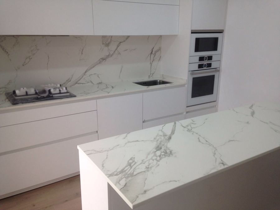 Isla central de apoyo y electrodomesticos Bosch blancos