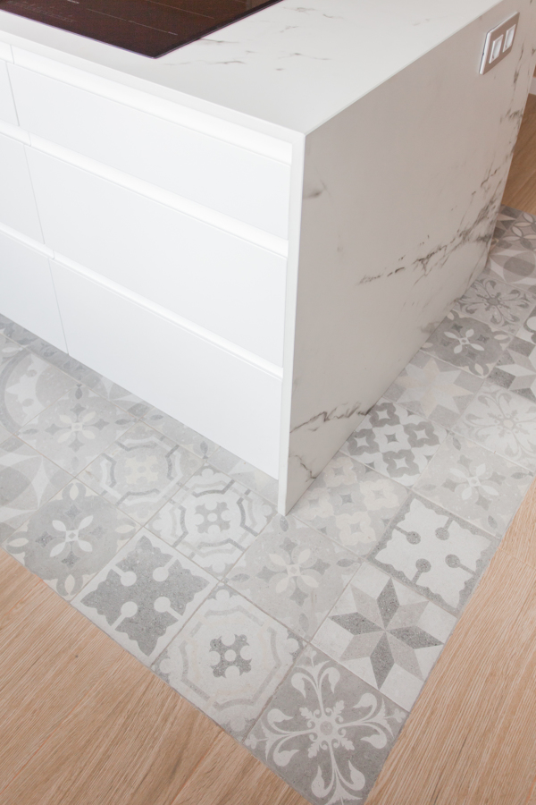 Isla cocina y detalle del suelo