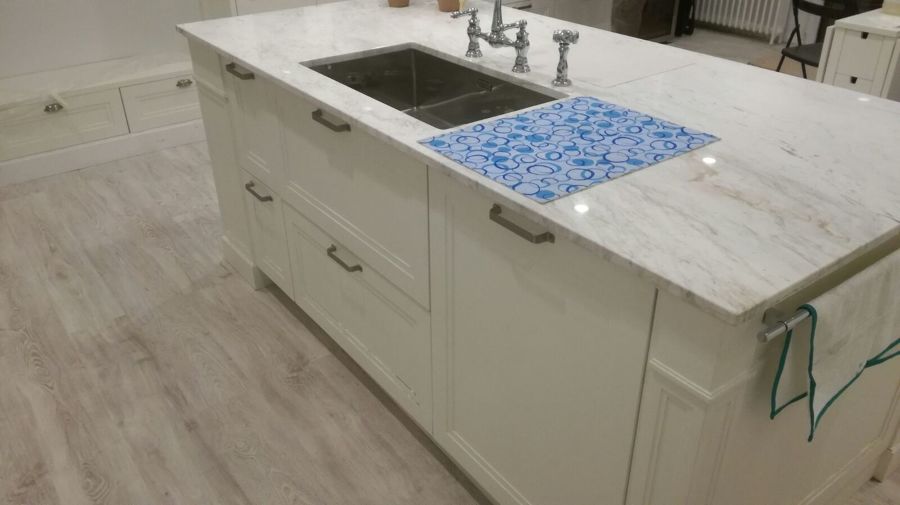 Isla con encimera de 3 cm de mármol italiano