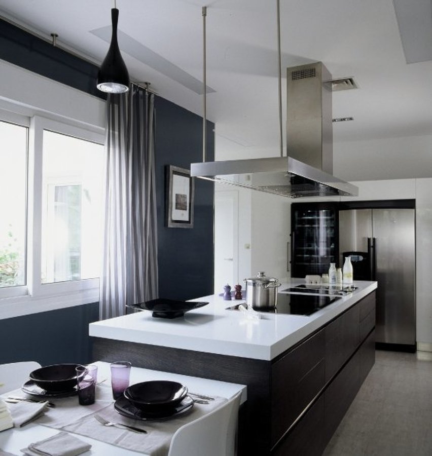 isla con frentes en madera de roble teñido.