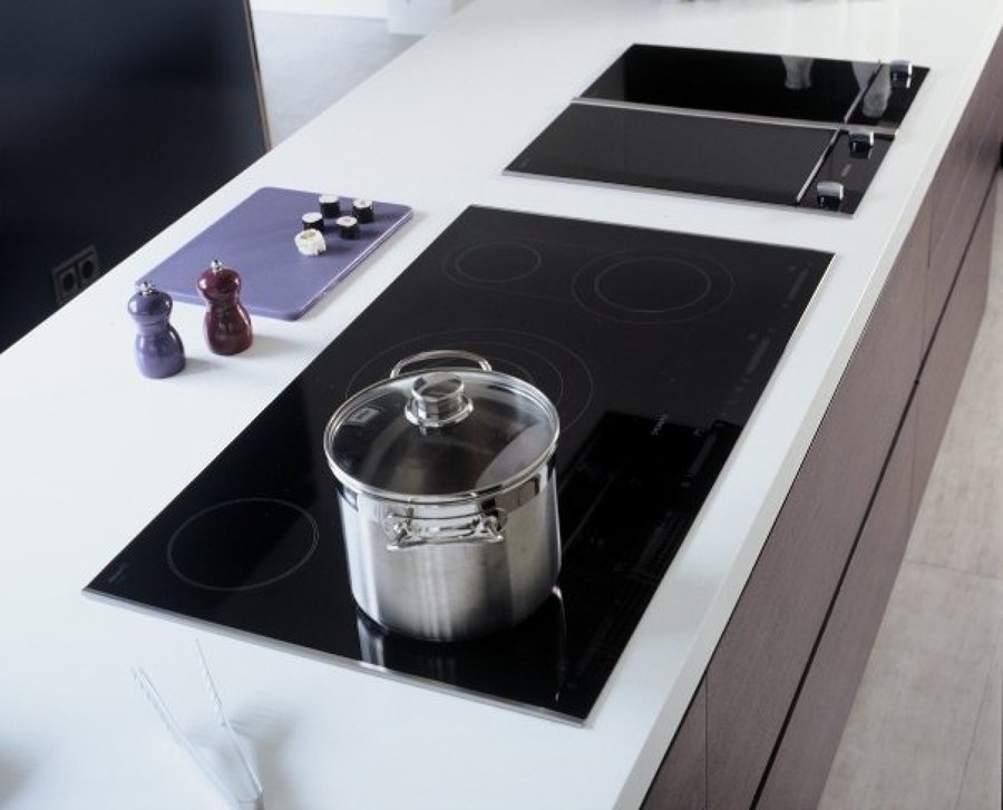 isla con vitrocerámica, freidora y tepanyaki