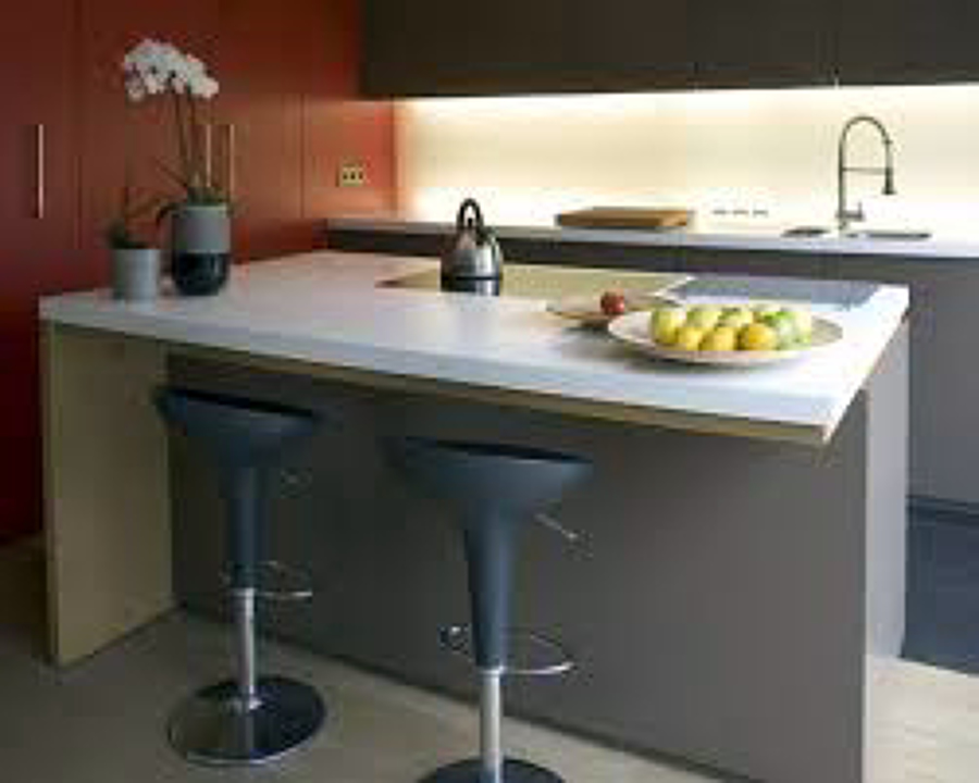 Isla de cocina con taburetes altos