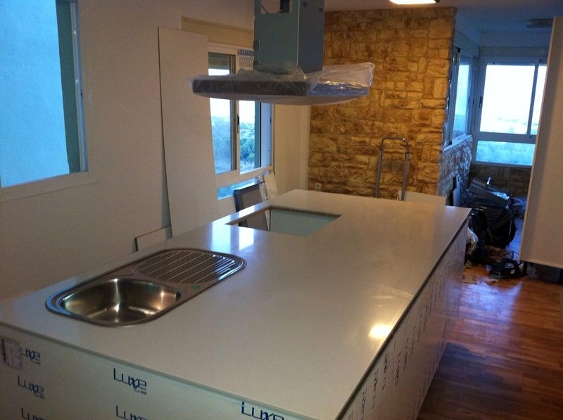 ISLA DE COCINA EN COMPAC LUNA- EL SALER