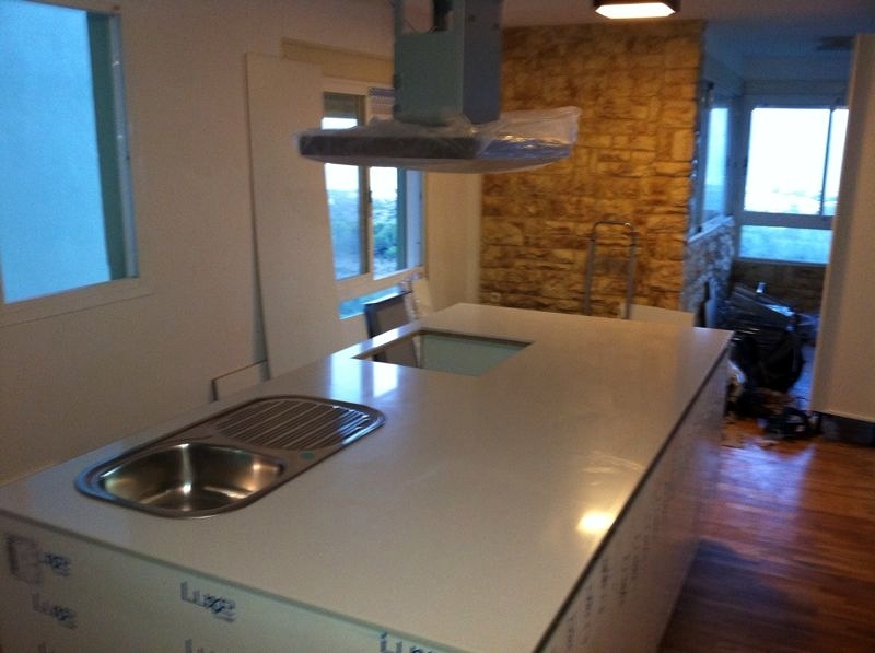 ISLA DE COCINA EN COMPAC LUNA- EL SALER