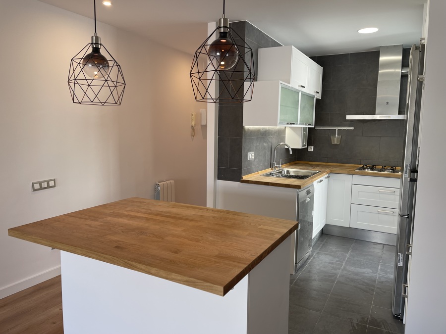 Isla lacada con encimera madera