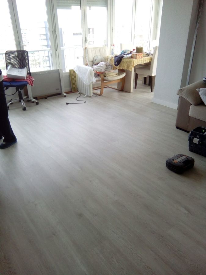 isntalacion de suelo laminado en salon comedor