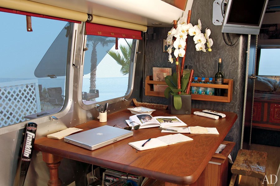 item5.rendition.slideshowHorizontal.matthew-mcconaughey-airstream-06-interior1