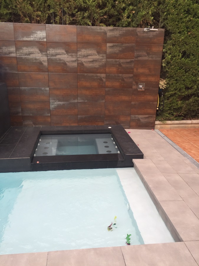 Jacusi 4 persona y dicha integrada en pared contraste óxido