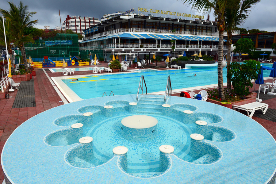 Jacuzzi con 10 puestos desbordante.