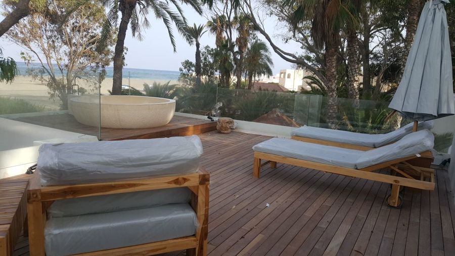jacuzzi exterior y suelo de iron wood