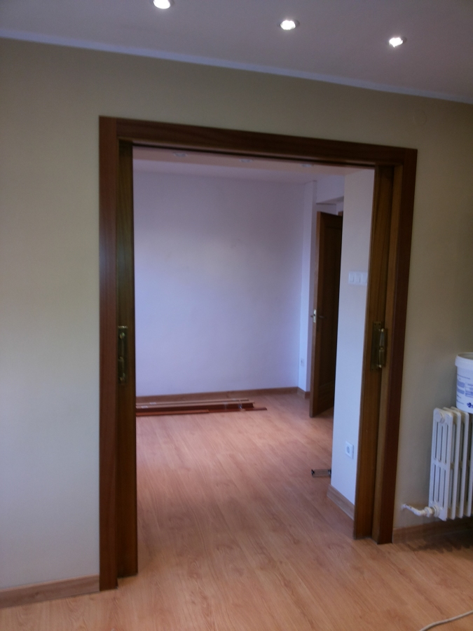 Jambas de acceso a otra habitación con puertas correderas