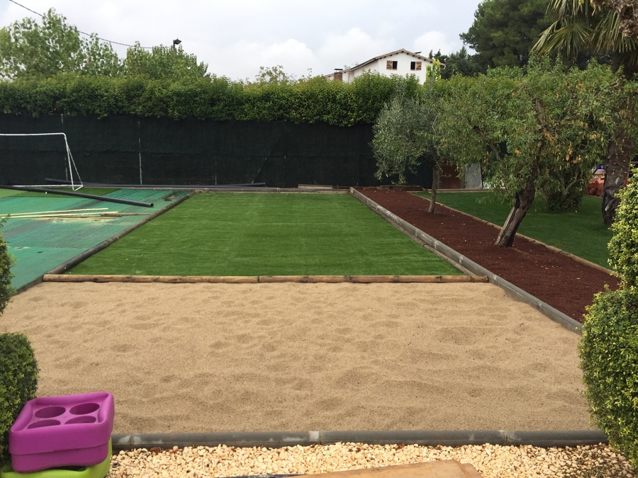 Jardin cesped más playa de arena 