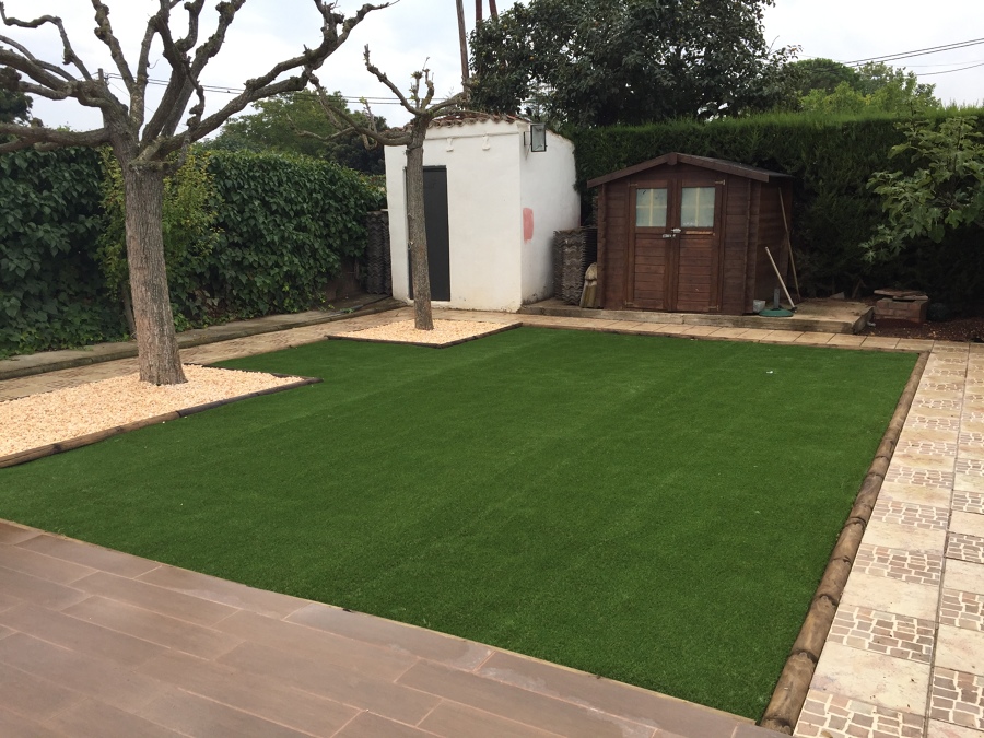 Jardin cesped verdalia 35 mm más gravas y perfil de madera