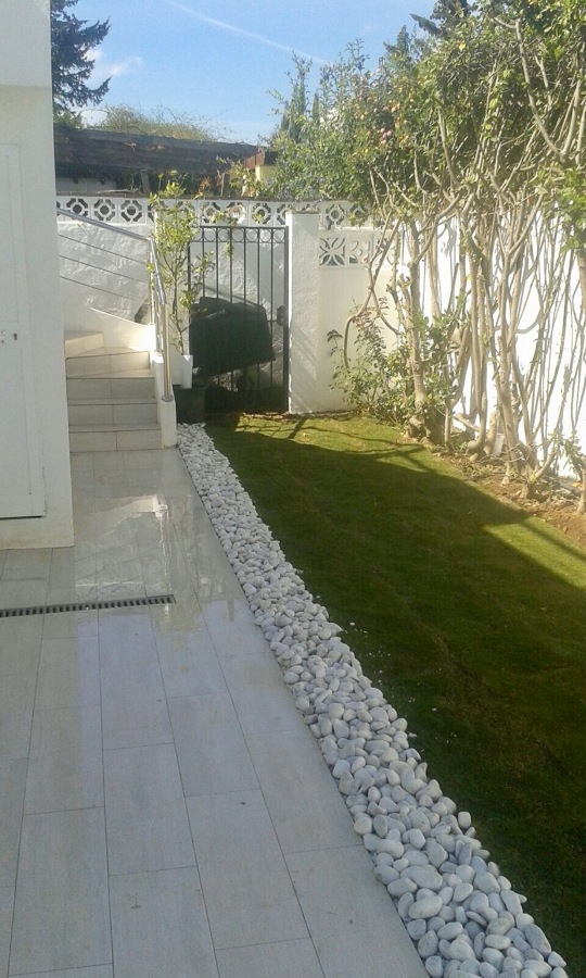 Jardin con césped natural.