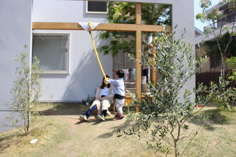 jardín con columpios