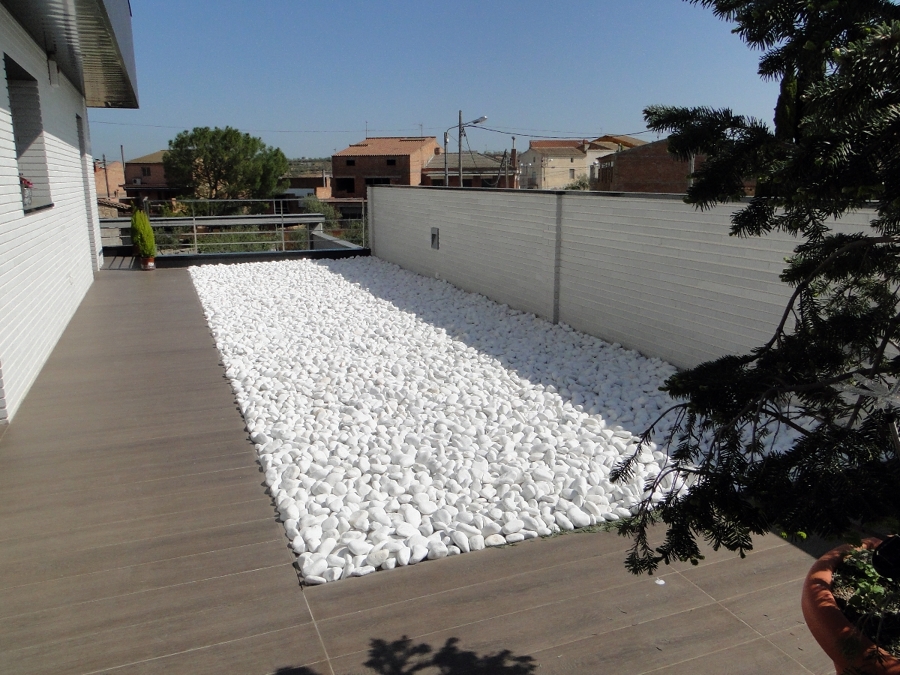 Jardin con piedra decorativa