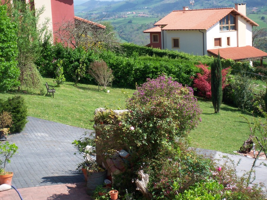 Jardín con rampa de hormigón impreso
