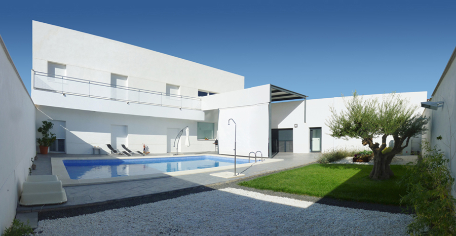 Jardín interior con huerto y piscina