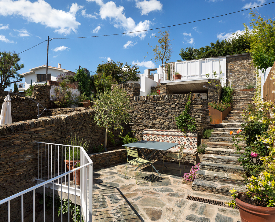jardín interior y vegetación 