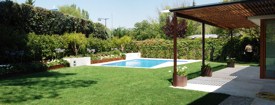 Jardín, piscina y pérgola