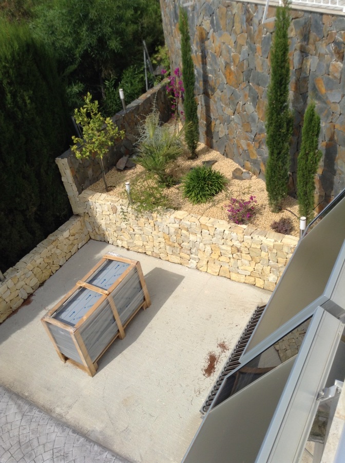 Jardin y muro de contencion