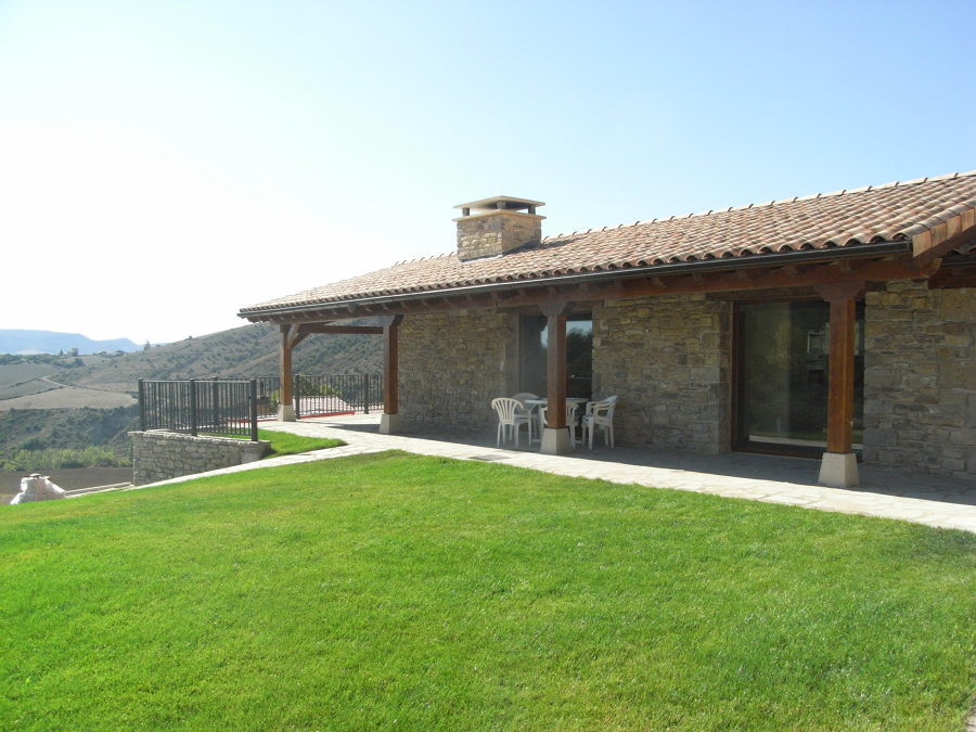 Jardín y porche de la parcela