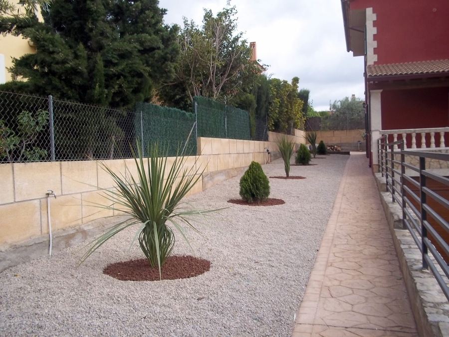 jardinera con áridos