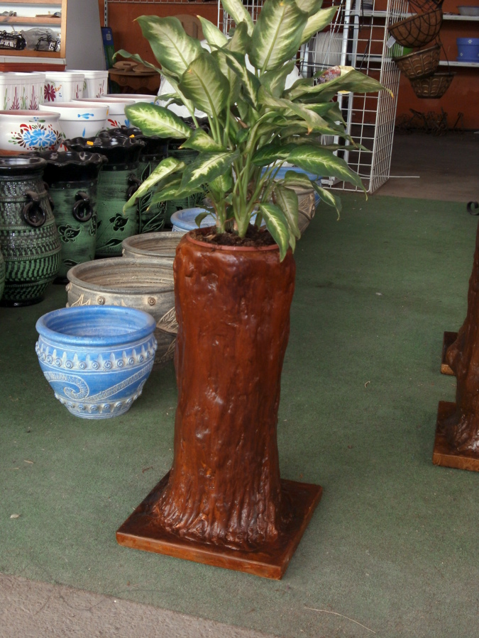 jardinera con forma de tronco