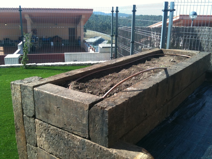 Jardinera con riego de goteo, realizada con traviesas de madera