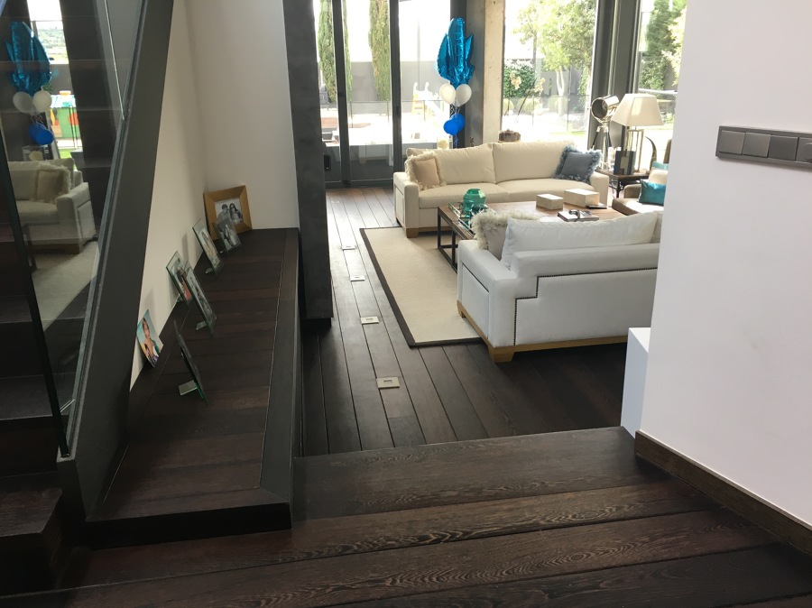 JARDINERA CONDENADA CON ENTARIMADO DE WENGUE , PEGADA A ESCALERA 