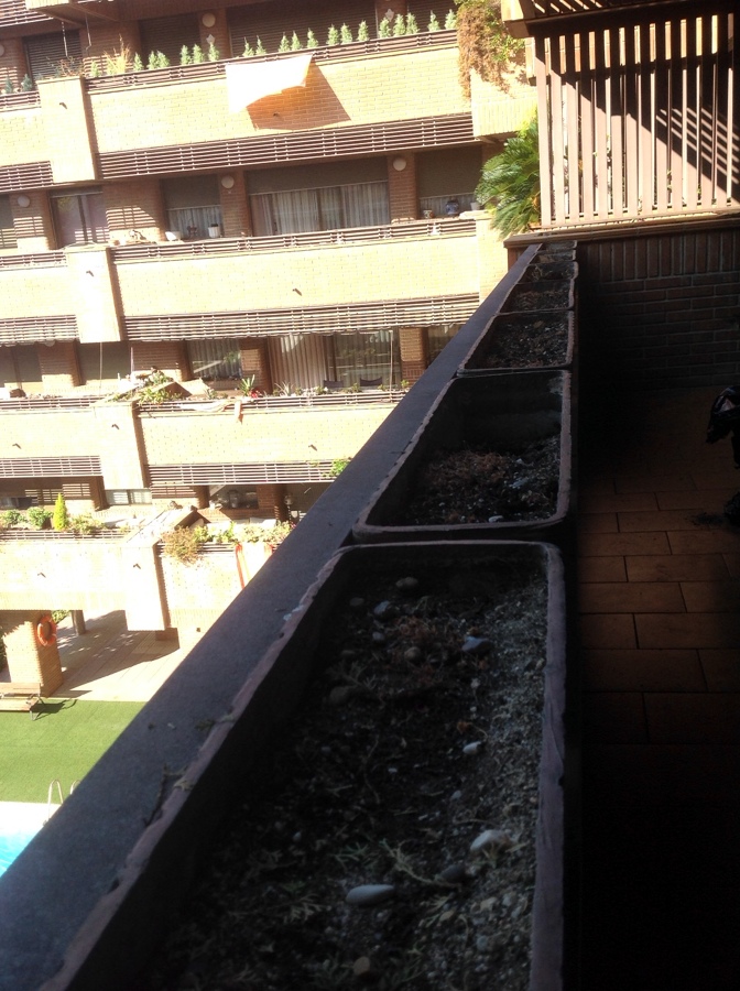 Jardinera de barandilla (antes)