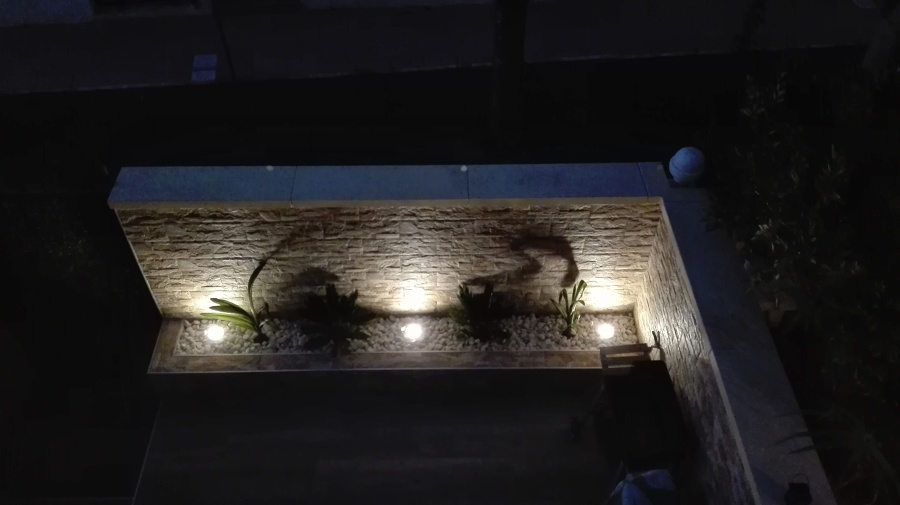 Jardinera iluminación nocturna